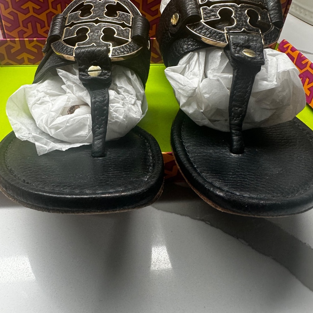 Tory Burch Black Leather Thong Sandals with Gold Logo - Picture 6 of 14